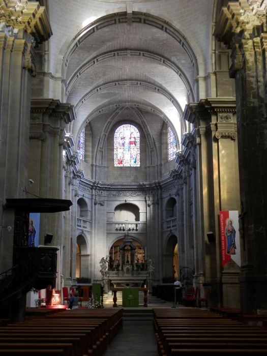 Vue de la nef vers le chœur