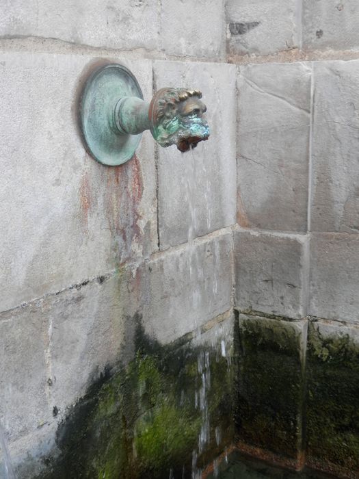 Détail d’une des bouches de la fontaine