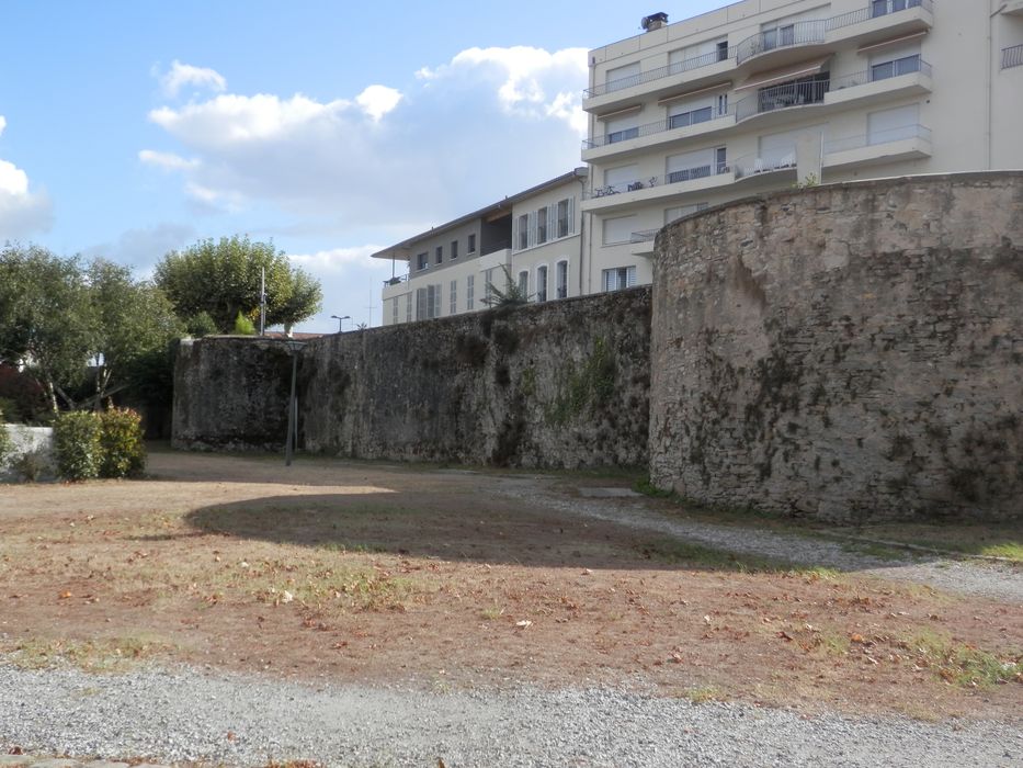 vue générale de l’enceinte depuis le square Théodore-Denis