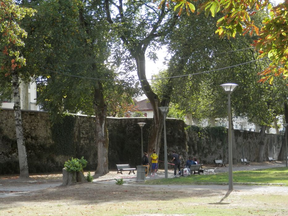 vue générale de l’enceinte depuis le square Théodore-Denis