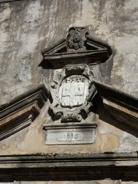 portail monumental sur rue, détail du fronton daté et des armoiries