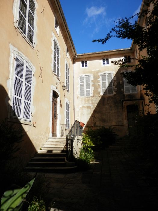 façades sur cour, vue partielle