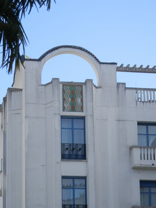 façade postérieure ouest, détail de la partie supérieure d’une travée décorée d’un panneau de mosaïques