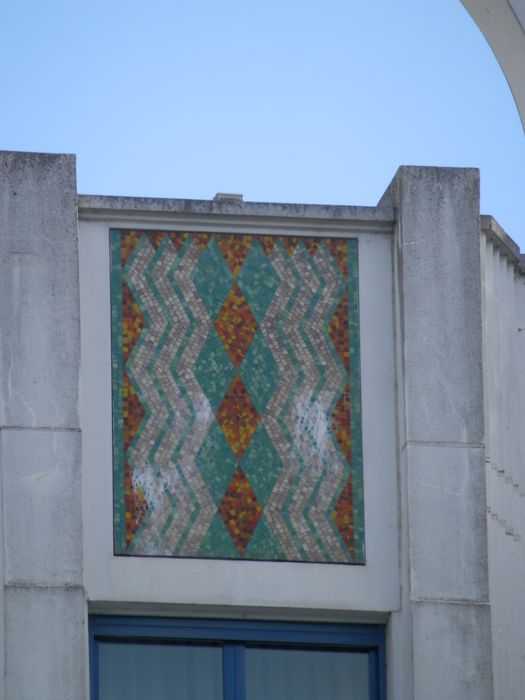 façade postérieure ouest, détail de la partie supérieure d’une travée décorée d’un panneau de mosaïques