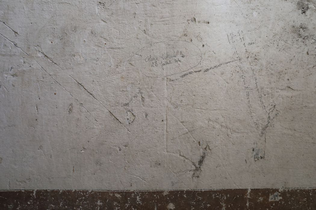 "geôles des martyrs de la Résistance dans l'ancienne caserne de Lauwe, détail d’une inscription : ""Aline libérée le 28 juillet 44"", dates du D-30 (cellules de droite, cellule 1)"