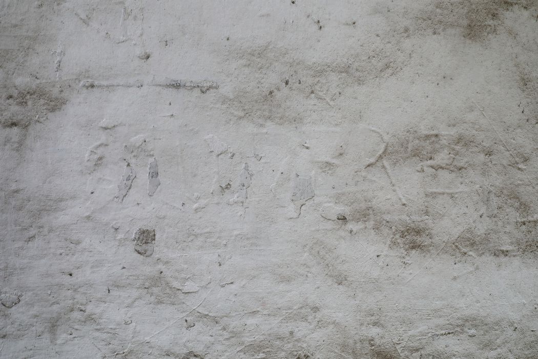 geôles des martyrs de la Résistance dans l'ancienne caserne de Lauwe, détail d’une inscription : « Souffre » (cellules de droite, cellule 1)