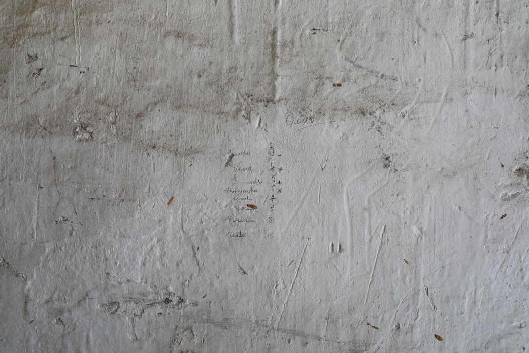 geôles des martyrs de la Résistance dans l'ancienne caserne de Lauwe, détail des inscriptions : « Août », « jeudi 3 » à « jeudi 10 » (cellules de droite, cellule 1)