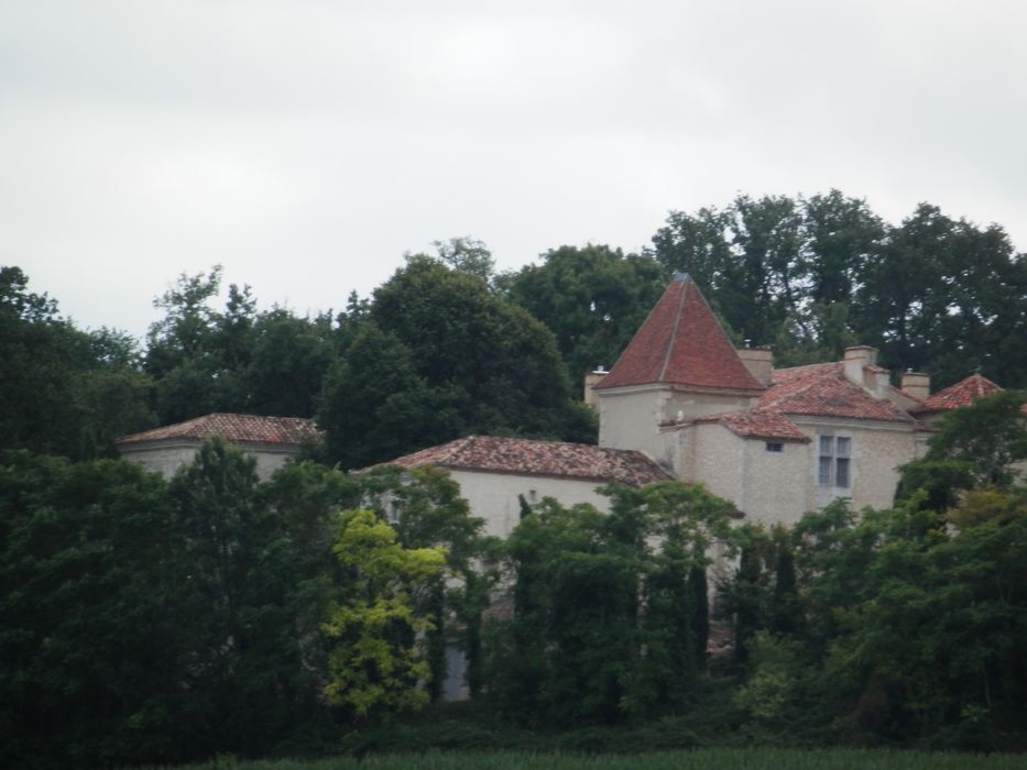 vue partielle du château dans son environnement depuis le Nord