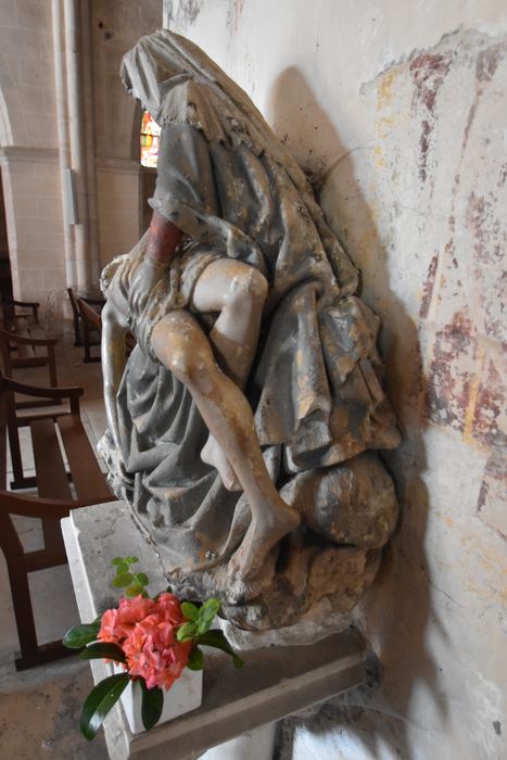 groupe sculpté : Vierge de Pitié, profil gauche