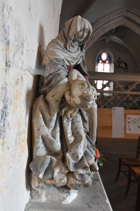 groupe sculpté : Vierge de Pitié, profil droit