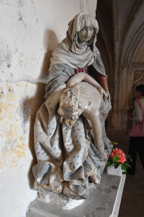 groupe sculpté : Vierge de Pitié, profil droit