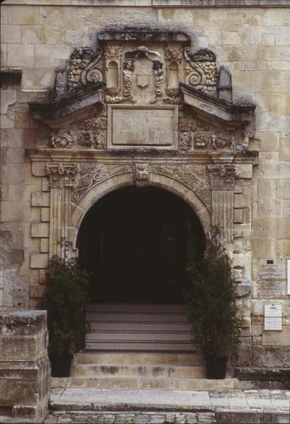 Porte d'entrée à fronton sculpté