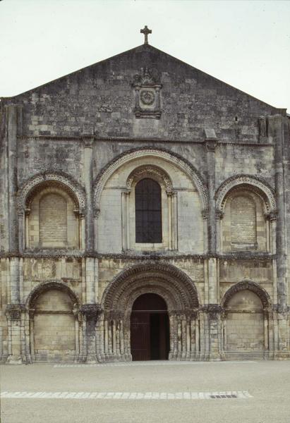 Façade ouest de l'église abbatiale