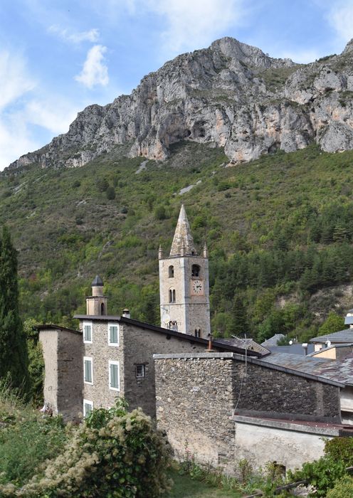 vue partielle de l’église dans son environnement depuis les ruines du château au Sud-Est