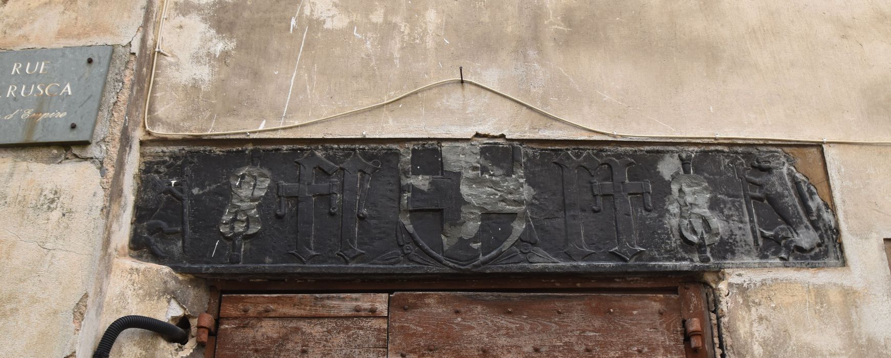 Porte d’accès sur rue, détail du linteau de porte
