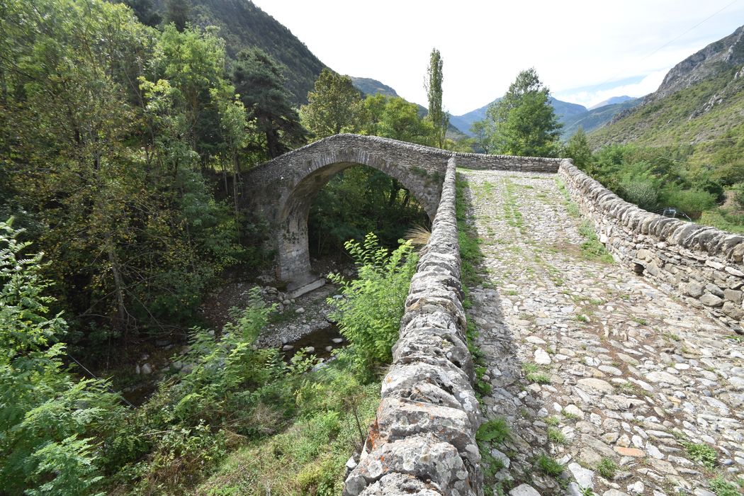 vue partielle du pont, rampe d’accès est