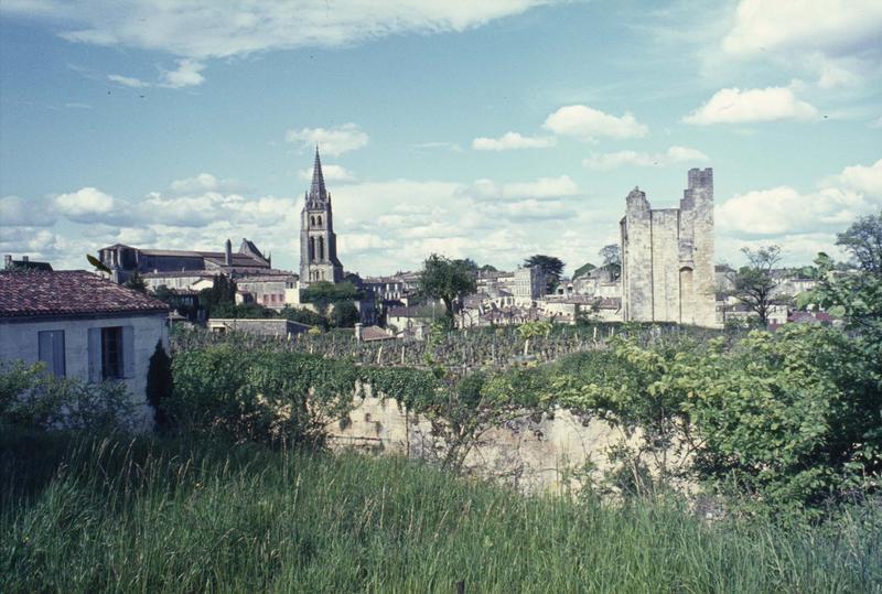 Vue générale de la ville, clocher de l'église