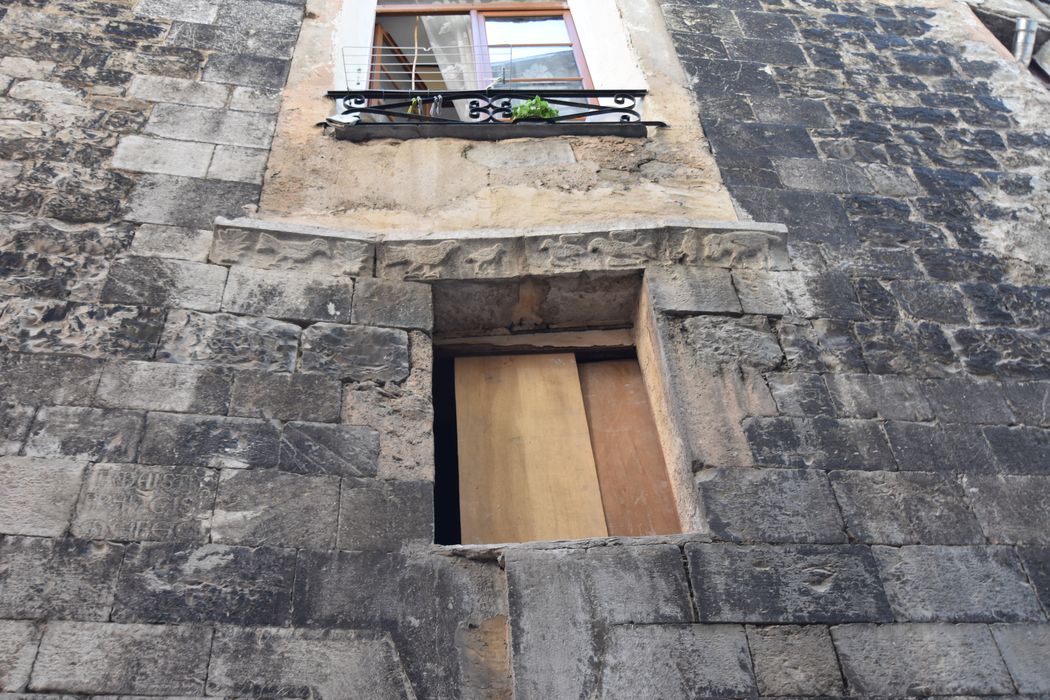 façade sur la rue Saint-Pierre, vue partielle