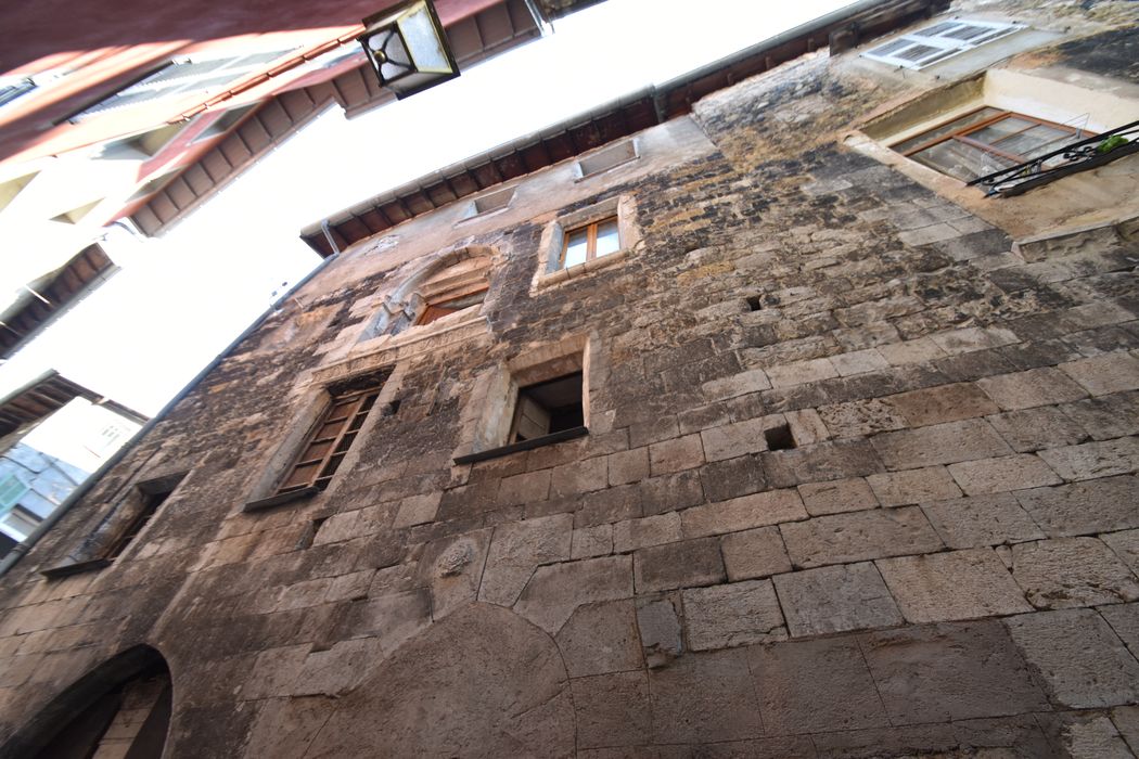 façade sur la rue Saint-Pierre, vue partielle