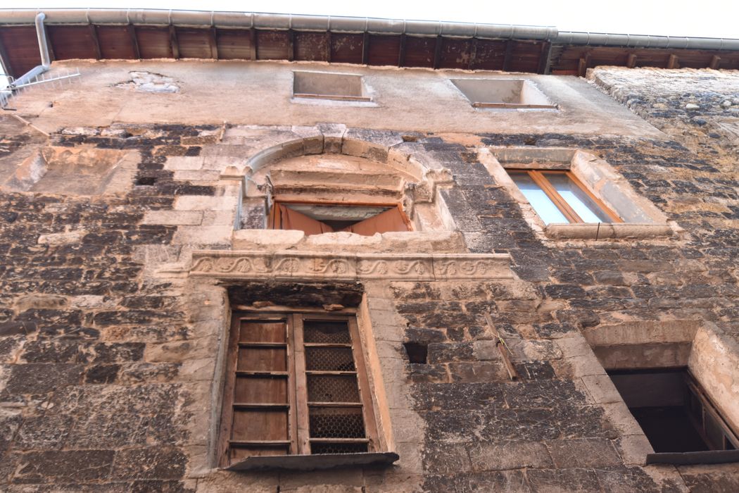 façade sur la rue Saint-Pierre, vue partielle