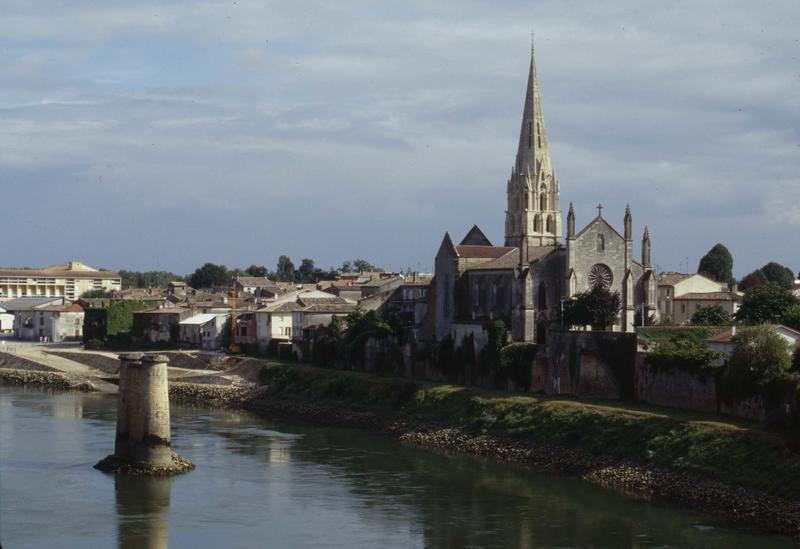 Vue générale de la ville et de l'église, la Garonne au premier plan