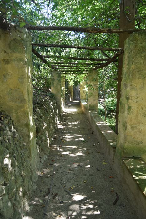 vue partielle du jardin