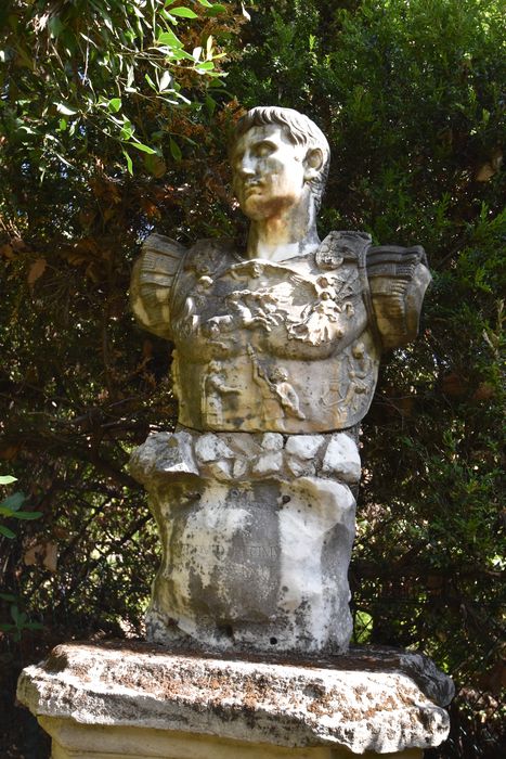 détail d’une statue (fragments)