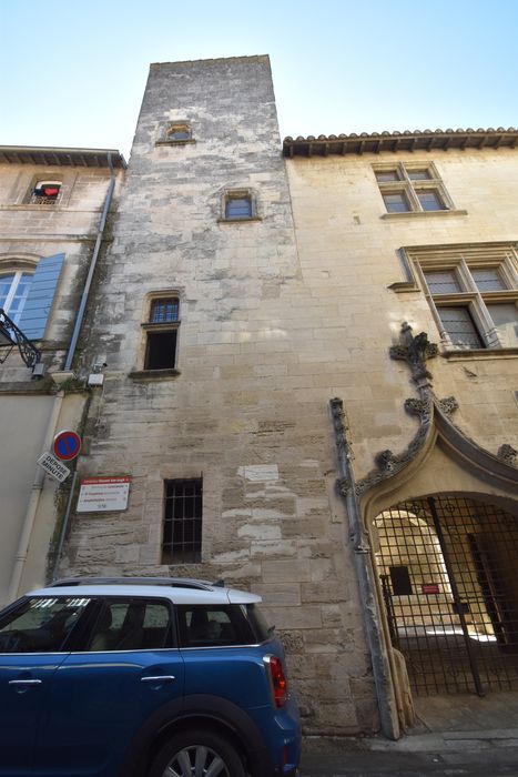 façade nord sur la rue du Grand-Prieuré, vue partielle