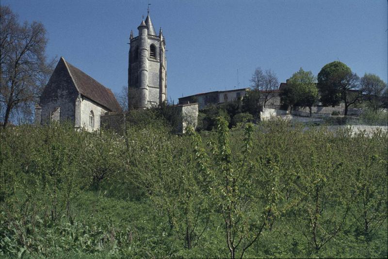 Clocher et maisons environnantes