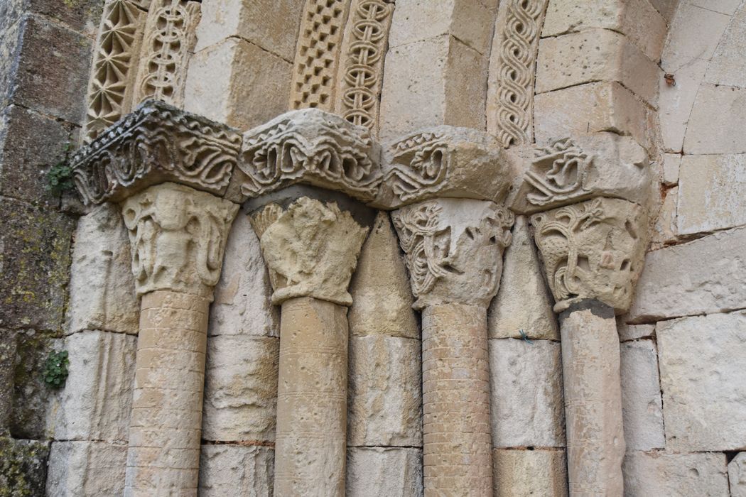 portail d’accès ouest, détail des chapiteaux sculptés