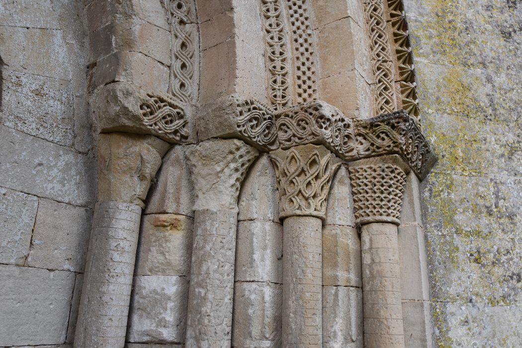 portail d’accès ouest, détail des chapiteaux sculptés