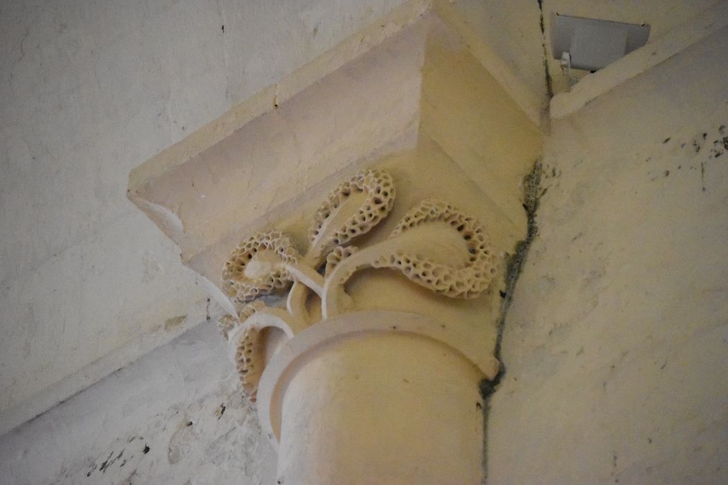 nef, détail d’un chapiteau sculpté