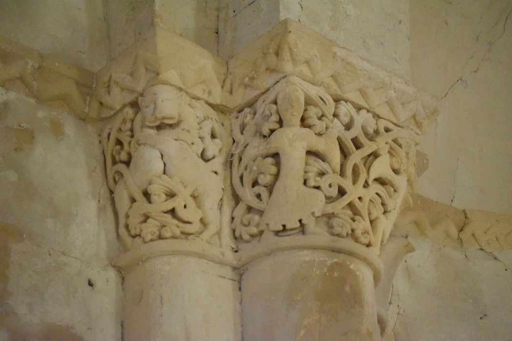 choeur, arc triomphal, détail de deux chapiteaux sculptés