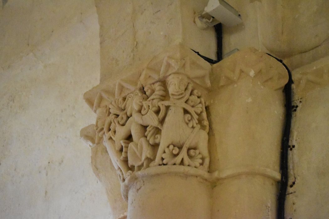 choeur, arc triomphal, détail d’un chapiteau sculpté