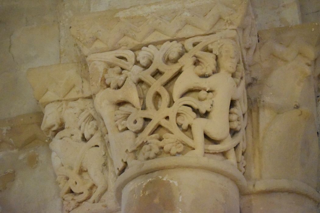 choeur, arc triomphal, détail de deux chapiteaux sculptés