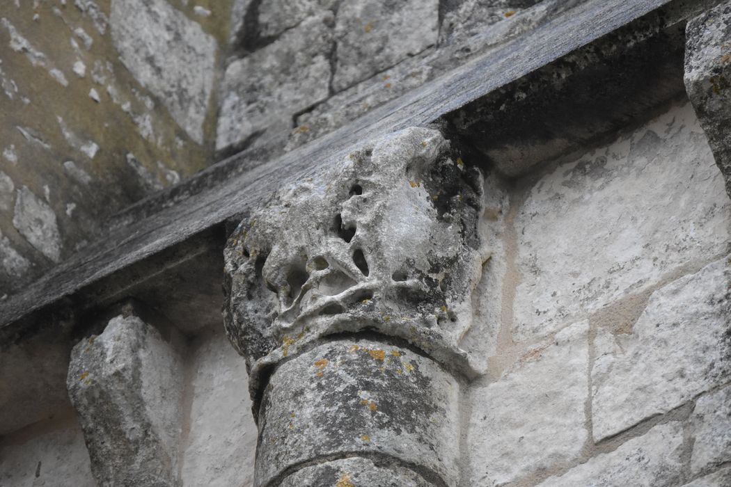 chevet, détail d’un chapiteau sculpté