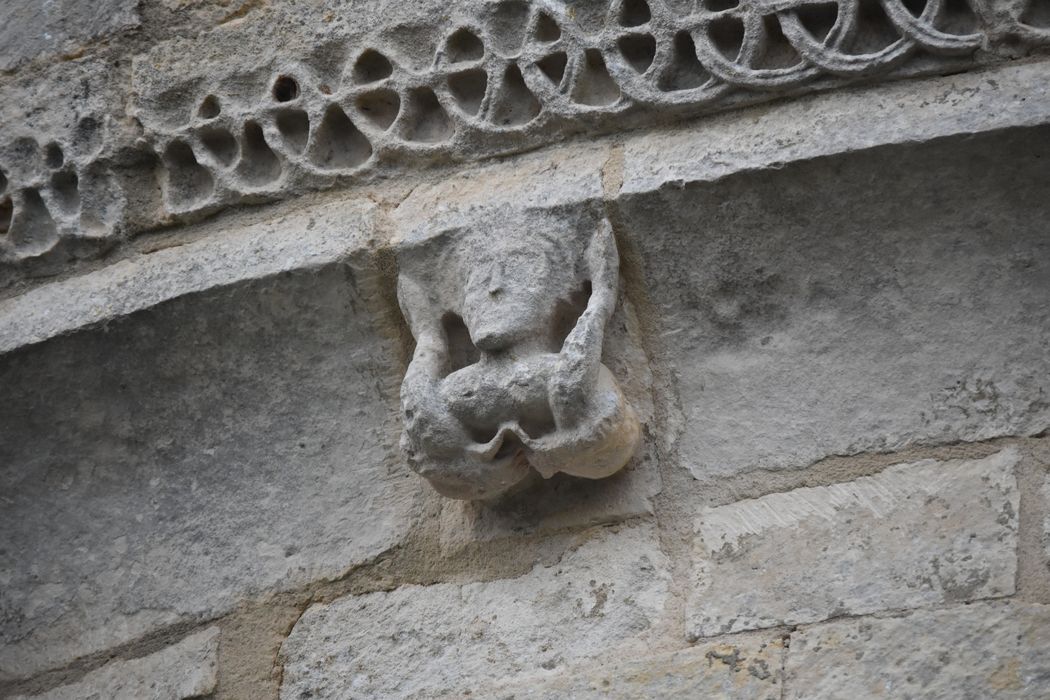 chevet, détail d’un modillon sculpté