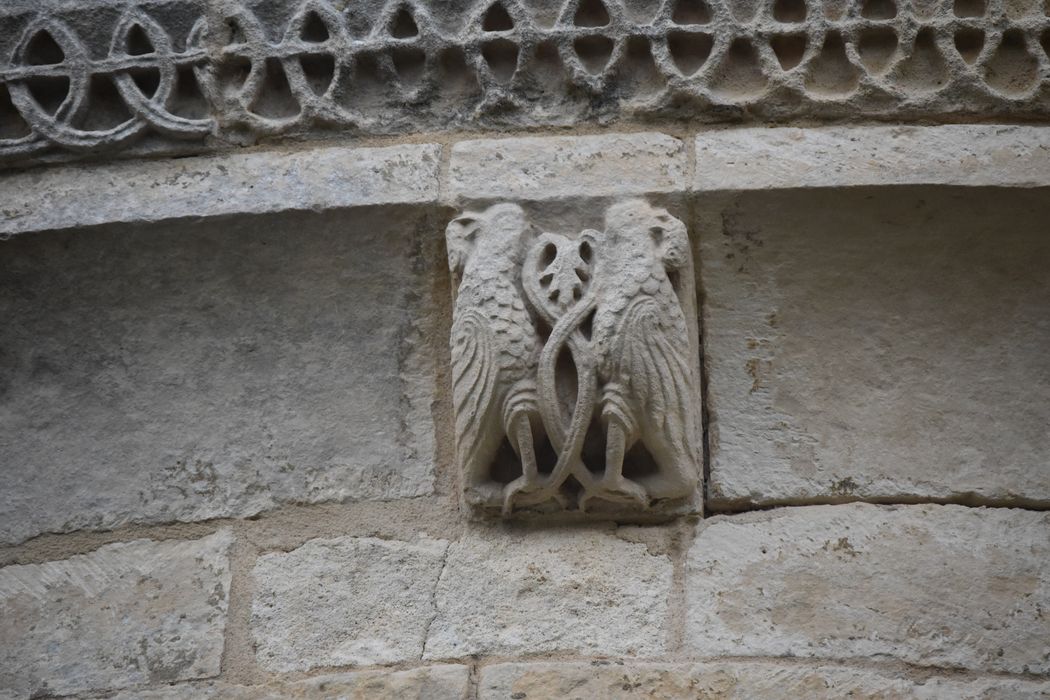 chevet, détail d’un modillon sculpté