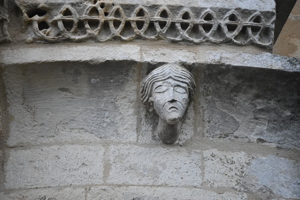 chevet, détail d’un modillon sculpté