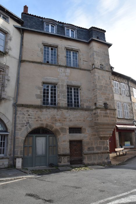 façade ouest sur la place de la République