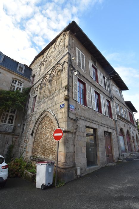 façades est et sud sur la place