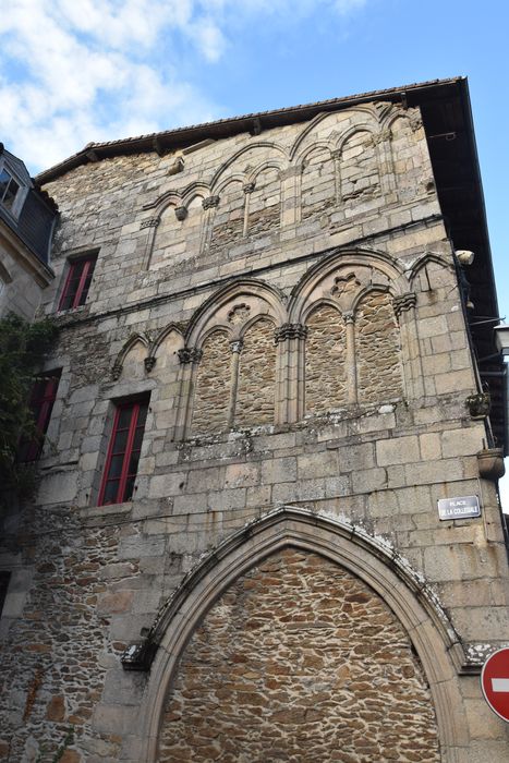 façade sud sur la place de la Collégiale