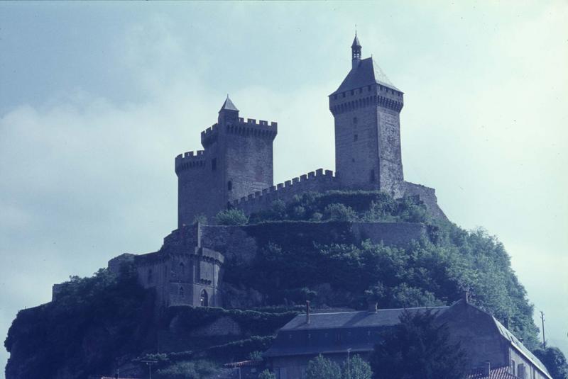 Tours et mur d'enceinte sur un éperon rocheux