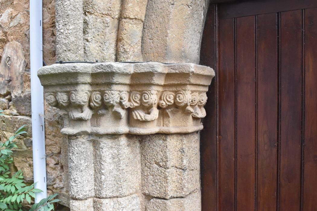 façade nord-ouest sur rue, porte d’accès de gauche, détail des chapiteaux sculptés