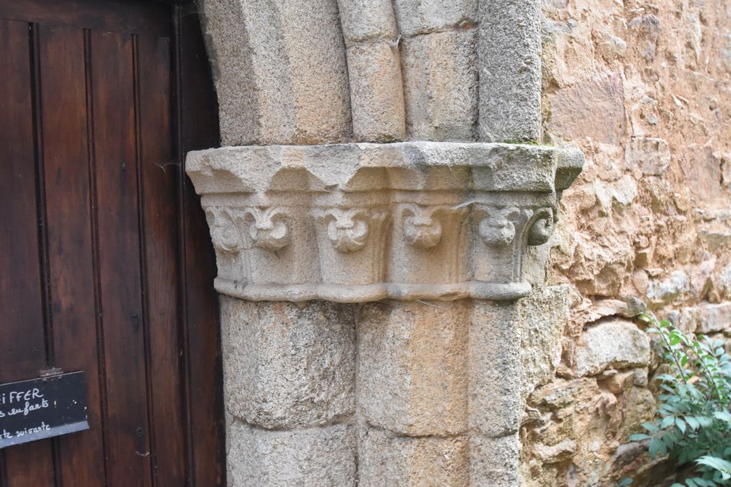 façade nord-ouest sur rue, porte d’accès de gauche, détail des chapiteaux sculptés