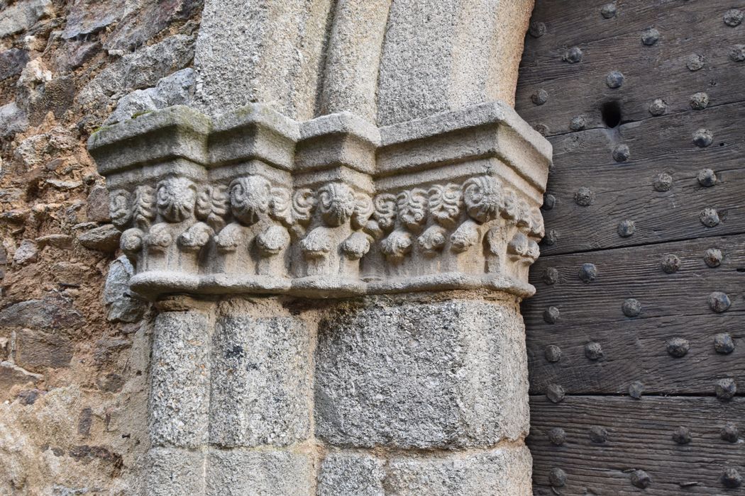 façade nord-ouest sur rue, porte d’accès de droite, détail des chapiteaux sculptés