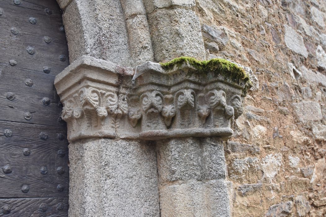 façade nord-ouest sur rue, porte d’accès de droite, détail des chapiteaux sculptés