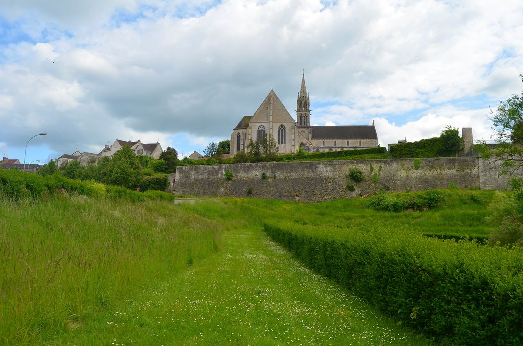 vue générale de l’église dans son environnement depuis le Nord