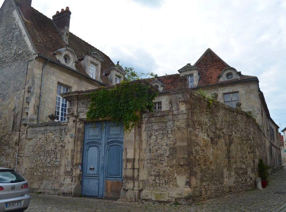 vue partielle des façades depuis la rue