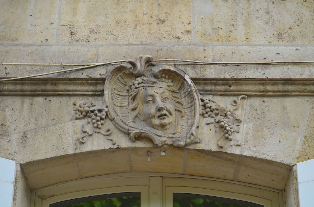 façade sur rue, détail d’une agrafe : l’automne